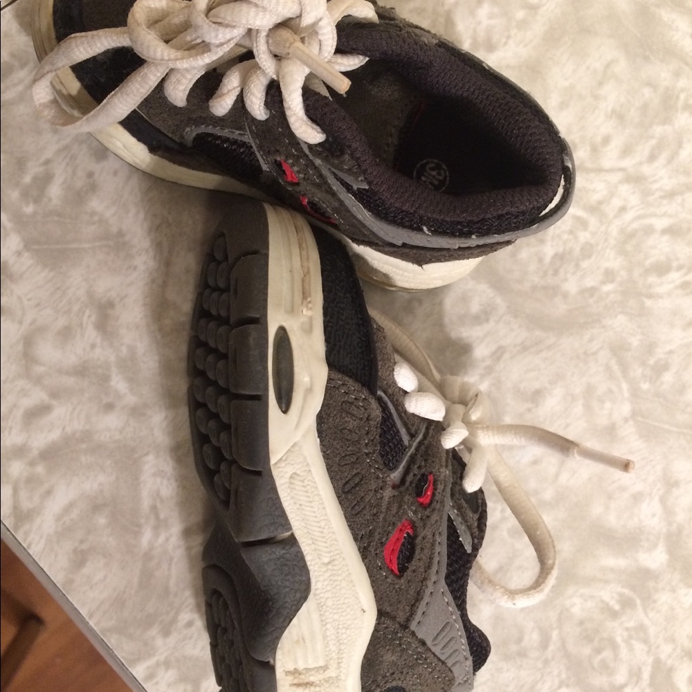 Tennis shoes